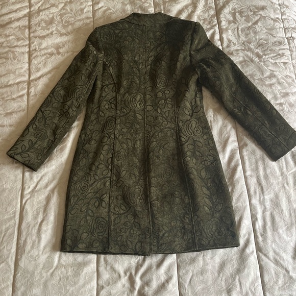 Coat with detachable faux fur collar. - Picture 2 of 7